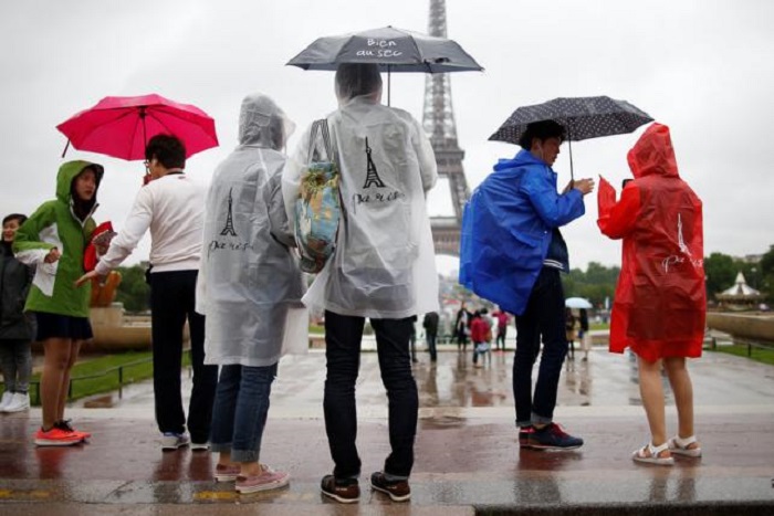 Strikes, protests pose new headache for Paris tourism